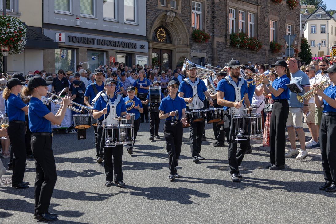 Neue Weinhoheiten, Musik und Saarweine locken nach Saarburg.