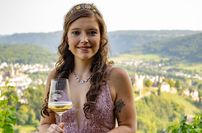 Die Saar-Obermosel-Weinkönigin Sabrina Strupp aus Freudenburg