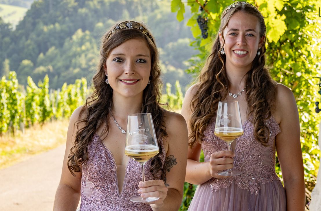 Weinhoheiten 2025 / 2026, Sabrina Strupp (links) und Annalena Welsch (rechts)