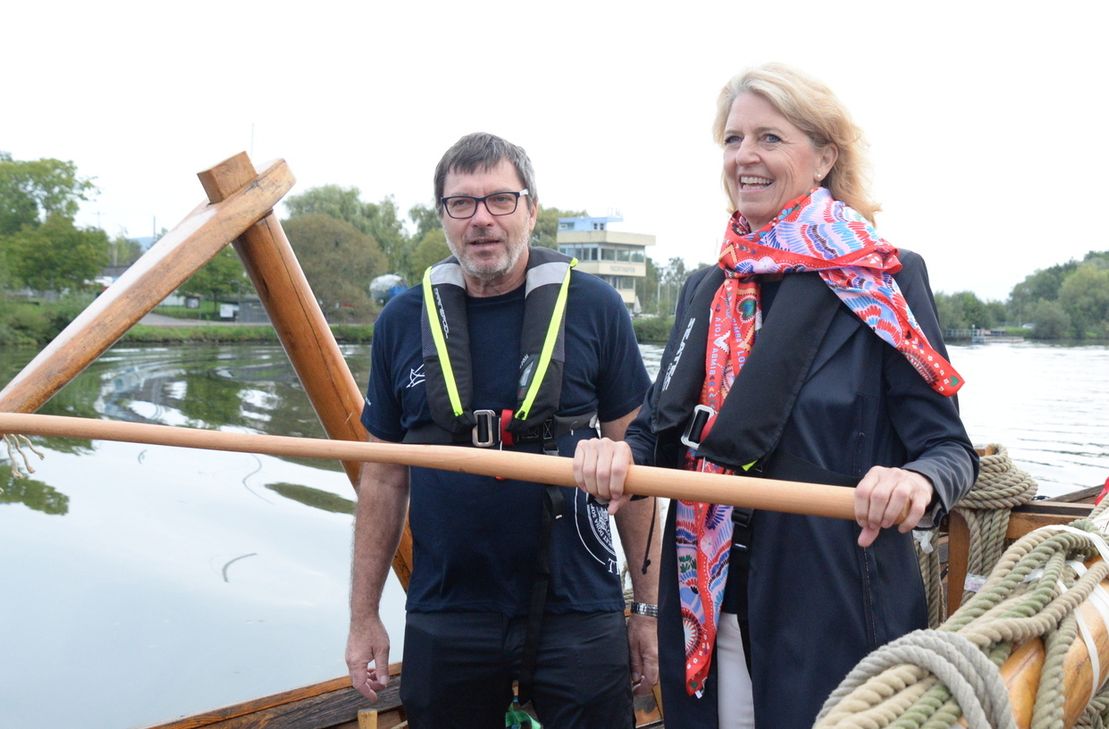 Die neue Präsidentin der Universität Trier, Prof. Dr. Eva Martha Eckkrammer, übernahm unter Anleitung von Prof. Dr. Christoph Schäfer eine Zeit lang das Steuerruder.