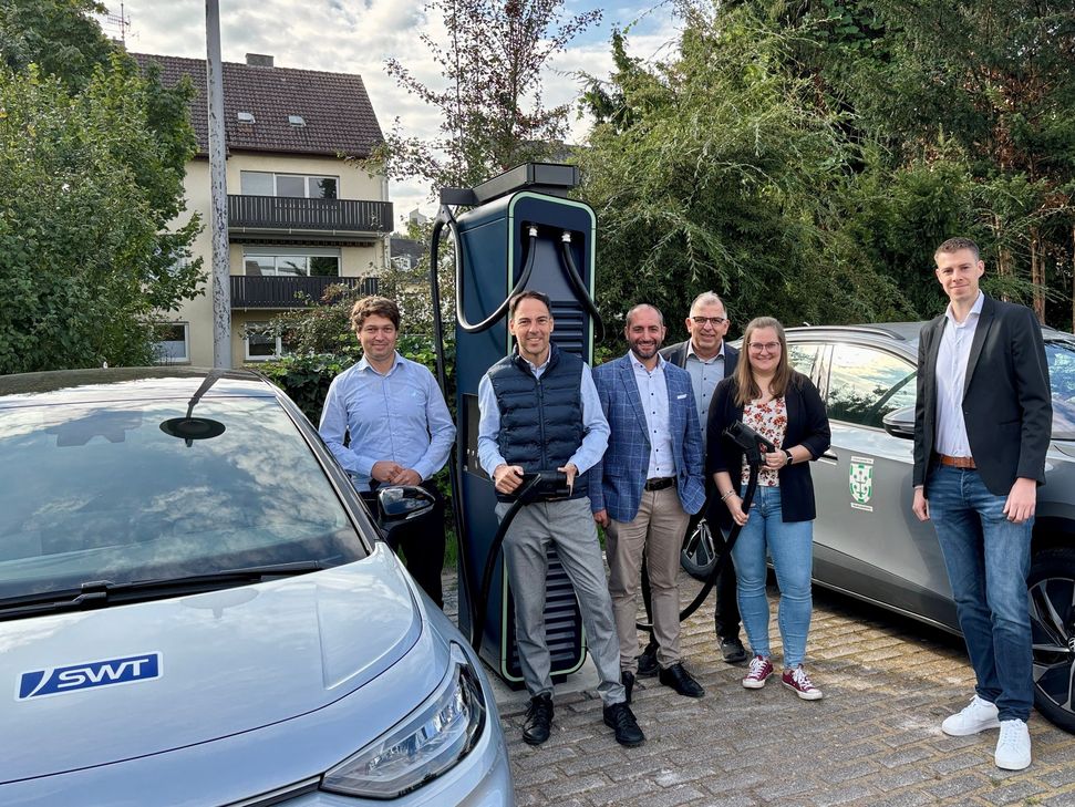 (v.l) Frank Vanzetta (SWT Vertrieb), Guido Wacht (stellv. Verwaltungsratsvorsitzender der Verbandsgemeindewerke Konz AöR), Tim Hartmann (Geschäftsführer SMI GmbH), Ralf Zorn (Vorstand Verbandsgemeindewerke Konz AöR), Sandra Menster (Geschäftsführerin SMI GmbH), Marvin Kleinbauer (Verbandsgemeindewerke Konz AöR).