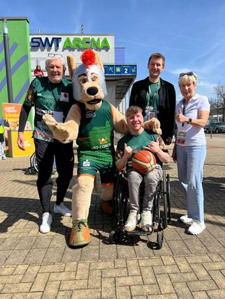 Von links: Andreas Ebertz, 2. Vorsitzender der DONECK Dolphins, Maskottchen der Gladiators Trier "Portus", Mathis Kammer, Spieler der 2.Mannschaft der Dolphins, Daniel Schiller und Dagmar Stadtfeld