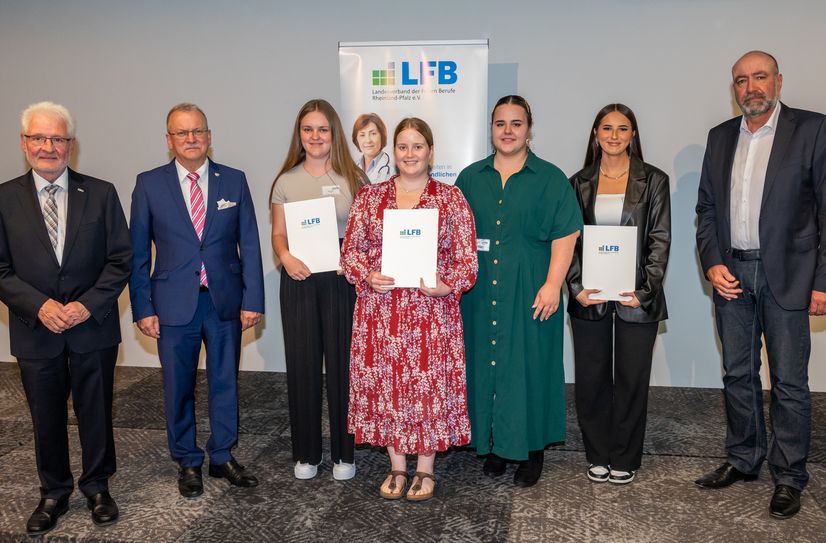 LFB-Präsident Dr.-Ing. Horst Lenz (li.) und die Vizepräsidenten Dr. Thomas Seither (re.) sowie Dr. Günther Matheis (2.v.l.) gratulierten Mara Orth (3.v.l.), Vanessa Pazen (Mitte),
Johanna Görres (3.v.r.) und Gina Marie Kent (2.v.r.) bei der Feierstunde für die besten Auszubildenden im ZDF in Mainz.