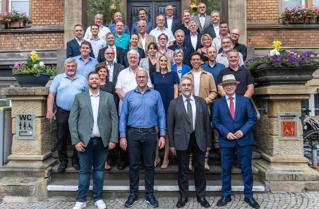 Der neu konstituierte Stadtrat Boppard mit (untere Reihe, von rechts) Bürgermeister Jörg Haseneier, dem Ersten Beigeordneten Helmut Zindorf und sowie den Beigeordneten Jörg Puth und Kevin Windheuser.