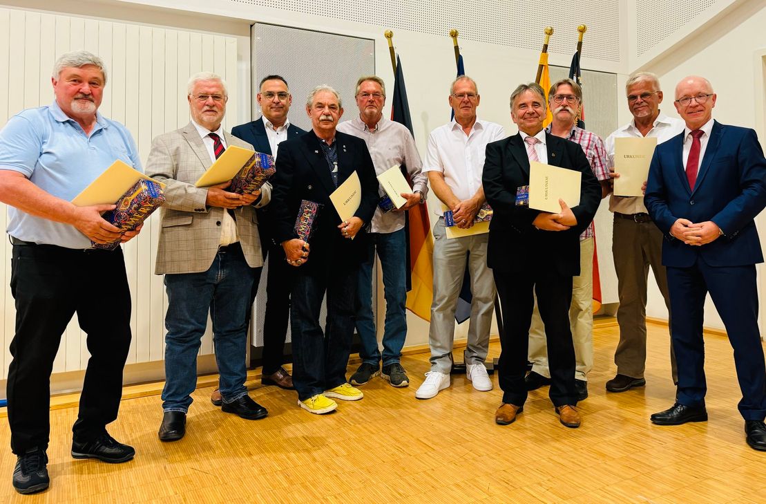 Bürgermeister Jörg Haseneier (rechts) mit den für langjähriges kommunalpolitisches Engagement Geehrten (von links): Jürgen Poersch, Hermann Noe, Joachim Brockamp, Dr. Jürgen Mohr, Manfred Uhrmacher, Rudolf Bersch, Wolfgang Spitz, Klaus-Georg Brager und Reimund Möcklinghoff.