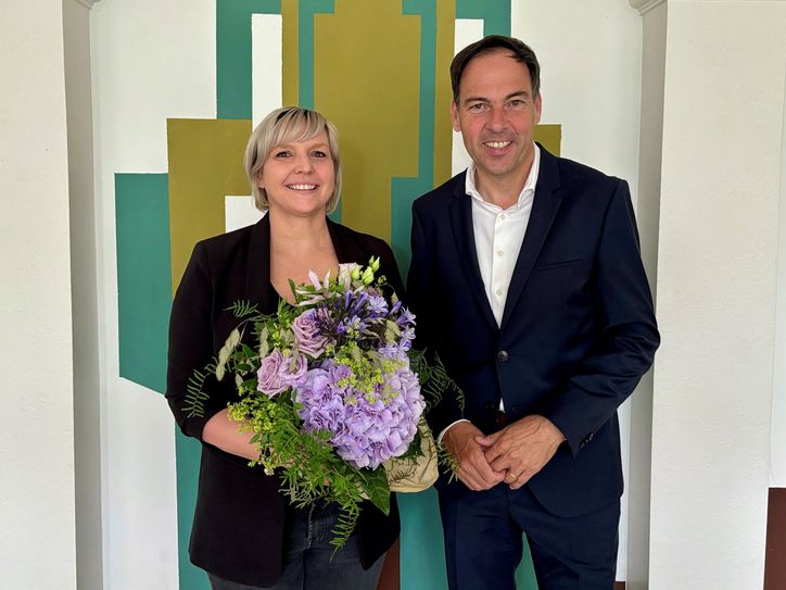 Die neue Beauftragte für Menschen mit Behinderungen, Nina Feit, mit dem hauptamtlichen Beigeordneten der VG Konz, Guido Wacht im Rathaus.