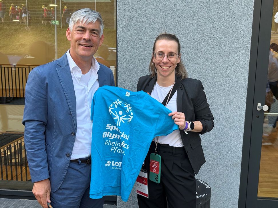 V.l.: Michael Desch, Referatsleiter für Leistungssport, Behindertensport,Sportjugend und Projektförderung in der Mainzer Staatskanzlei und Melanie Brumm, Geschäftsführerin von Special Olympics Rheinland-Pfalz.