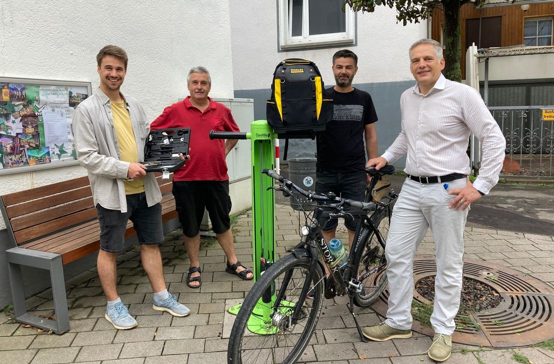 Mobile Werkzeugkiste und die bereits bestehende Säule für
Fahrradreparaturen ergänzen sich sehr gut. V.l.: Maximilian Siech (LAG Welterbe Oberes Mittelrheintal), Thomas Querbach (Werkzeugwart des Reparaturcafés), Gökhan Tepecik (Pizza &amp; Kebap Haus) und Rolf Dreier (“Raumf für mehr…").