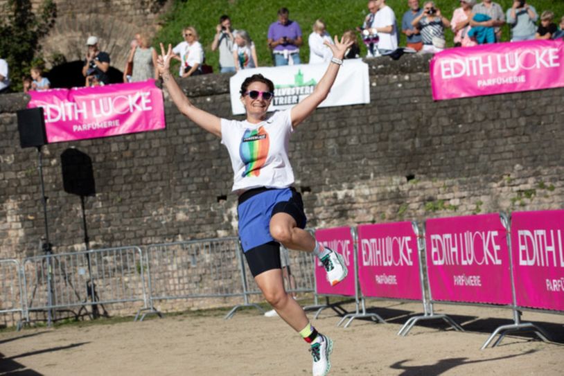 Mit einem Freudensprung ins Ziel