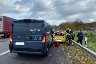 Beschädigte Fahrzeuge auf dem Verzögerungsstreifen bei Kenn