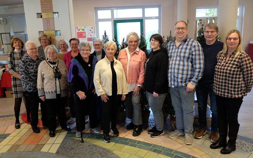 Basar, Basar: Die Gruppe der Anbieter samt der Vorsitzenden Doris Laux (links).