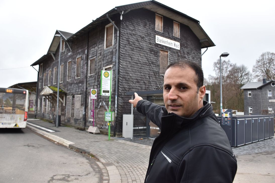Shirko Ghaderpour will mit seiner Familie dem alten Bahnhof in Blankenheim-Wald neues Leben einhauchen.