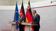 Bundeskanzler Merz mit dem Ministerpräsident von Rheinland-Pfalz Alexander Schweitzer.