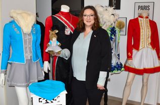 Olga Schramm hat nicht nur zur Karnevalszeit alle Hände voll zu tun. Denn nach der Session ist vor der neuen Session. Auch das Maskottchen wird passend eingekleidet.