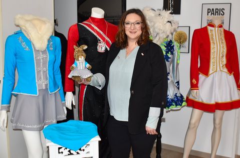 Olga Schramm hat nicht nur zur Karnevalszeit alle Hände voll zu tun. Denn nach der Session ist vor der neuen Session. Auch das Maskottchen wird passend eingekleidet.