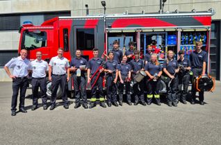 Die zwölf Mitglieder der Freiwilligen Feuerwehr Trier freuen sich zusammen mit Feuerwehrchef Andreas Kirchartz und ihren Ausbildern Andreas Terges und Benedikt Backes (v. l.) über den bestandenen Lehrgang.