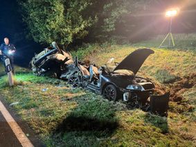 Die beiden Autos wurden bei dem Aufprall völlig zerstört.