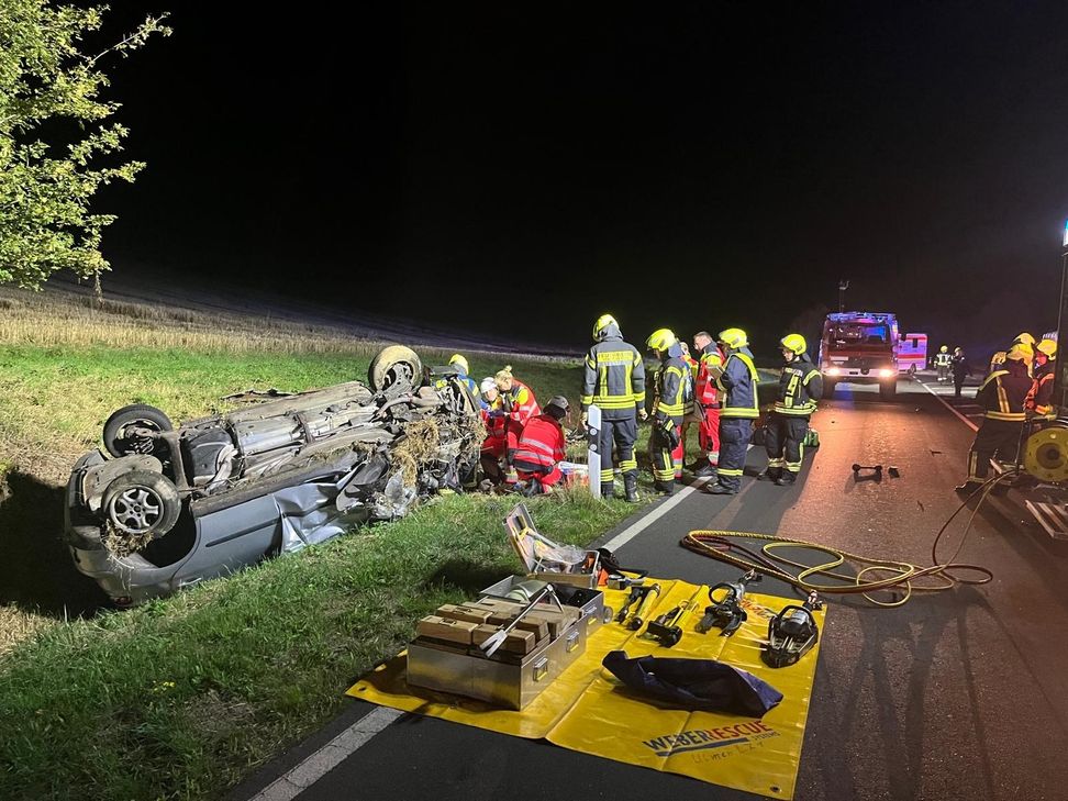Retter mussten einige Insassen aus dem Fahrzeug schneiden.
