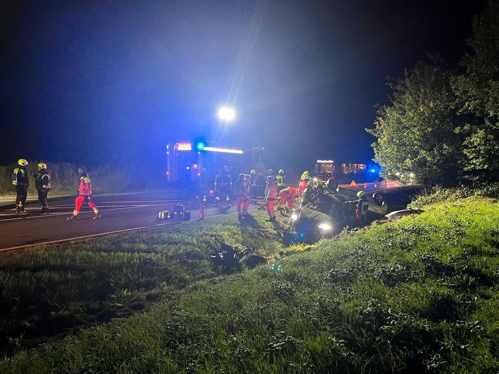 Retter mussten einige Insassen aus dem Fahrzeug schneiden.