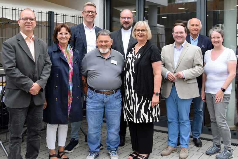 Beim Begrüßungsfest (von links): Marek Jost, Margit Ebbecke (beide Pastoraler Raum Mayen), Geschäftsführer Thomas Buckler, Klaus-Dieter Gerth (Vorsitzender Bewohnerbeirat), Dekan Jörg Schuh, Klaudia Racke-Hackenbruch, Pascal Badziong, Bernhard Mauel, Pfarrerin Metje Steinau (Evangelische Kirchengemeinde Mayen).