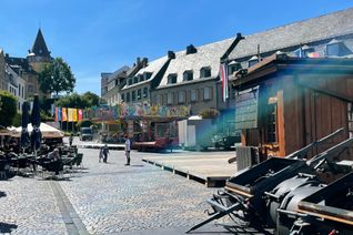 Das Kinderkarussell steht schon. Das Festzelt ist im Aufbau.