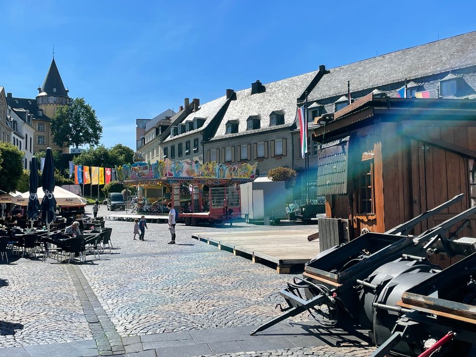 Das Kinderkarussell steht schon. Das Festzelt ist im Aufbau.