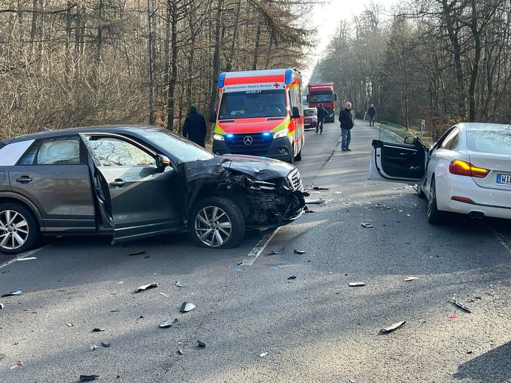 Insgesamt drei PKW waren in den Unfall verwickelt.