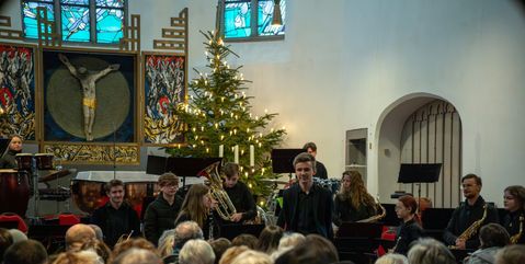 Das Jugendorchester mit seinem Leiter Simon Ockenfeld.