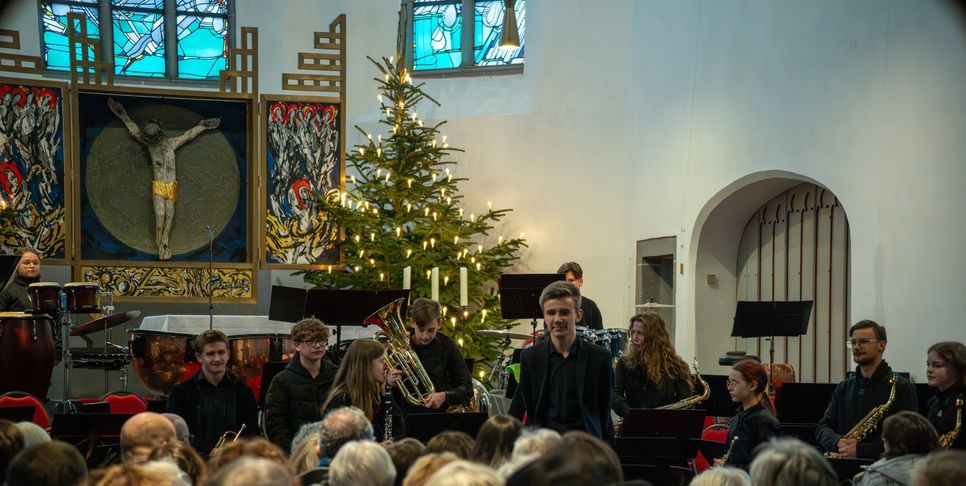 Das Jugendorchester mit seinem Leiter Simon Ockenfeld.