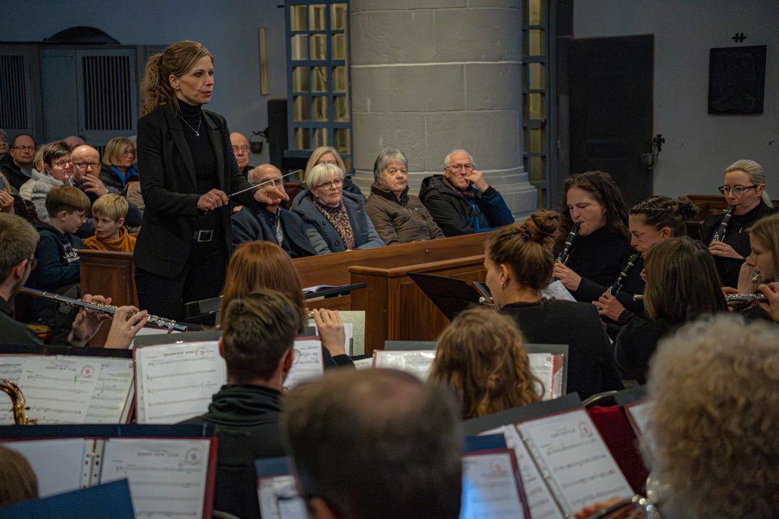 Die Dirigentin des Blasorchesters Jenny Barz in Aktion.