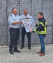 V.l.: Wehrleiter Udo Mohr, sein Stellvertreter Tim Hepp und Bürgermeister Timo Kanzinger beim Überreichen der Foto-Collage.