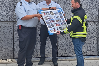 V.l.: Wehrleiter Udo Mohr, sein Stellvertreter Tim Hepp und Bürgermeister Timo Kanzinger beim Überreichen der Foto-Collage.