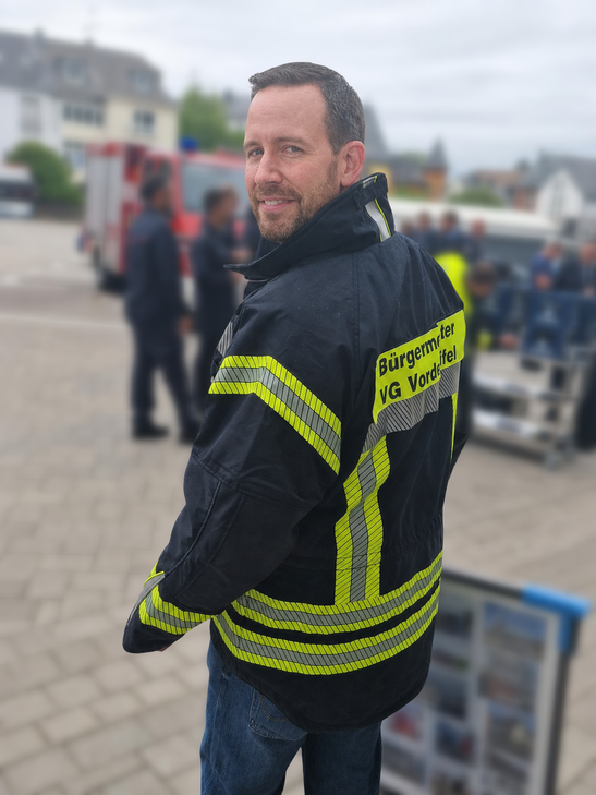 Bürgermeister Timo Kanzinger in seiner neuen Feuerwehrjacke.