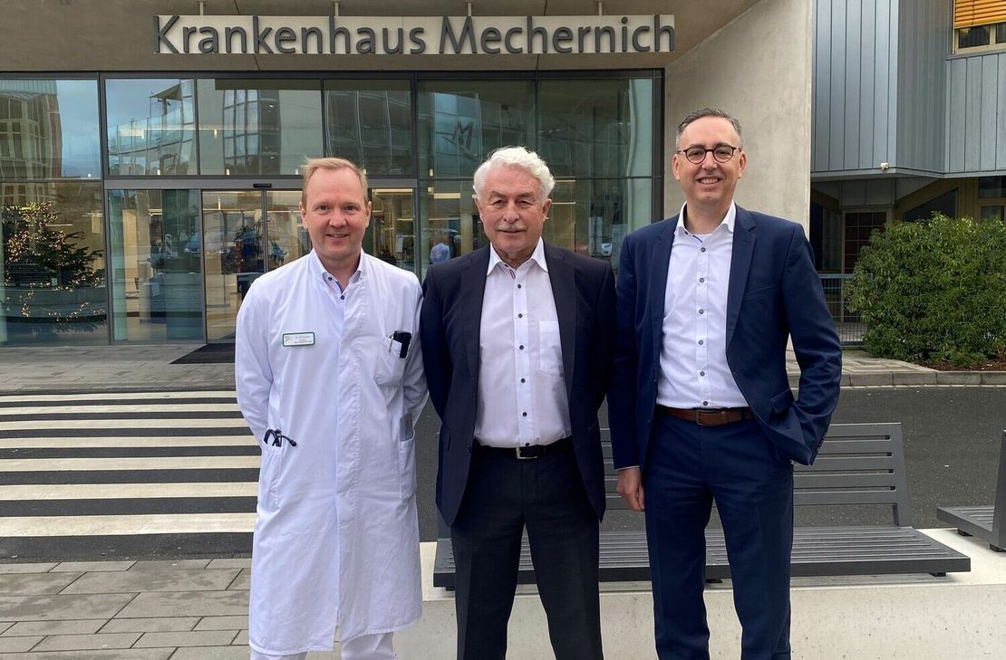 Dr. Ulf Peter Schmidt (v.li) tritt die Nachfolge von Dr.  Peter Wirtz als Ärztlicher Direktor an. Dritter im Bunde ist Martin Milde, Geschäftsführer der Kreiskrankenhaus Mechernich GmbH.