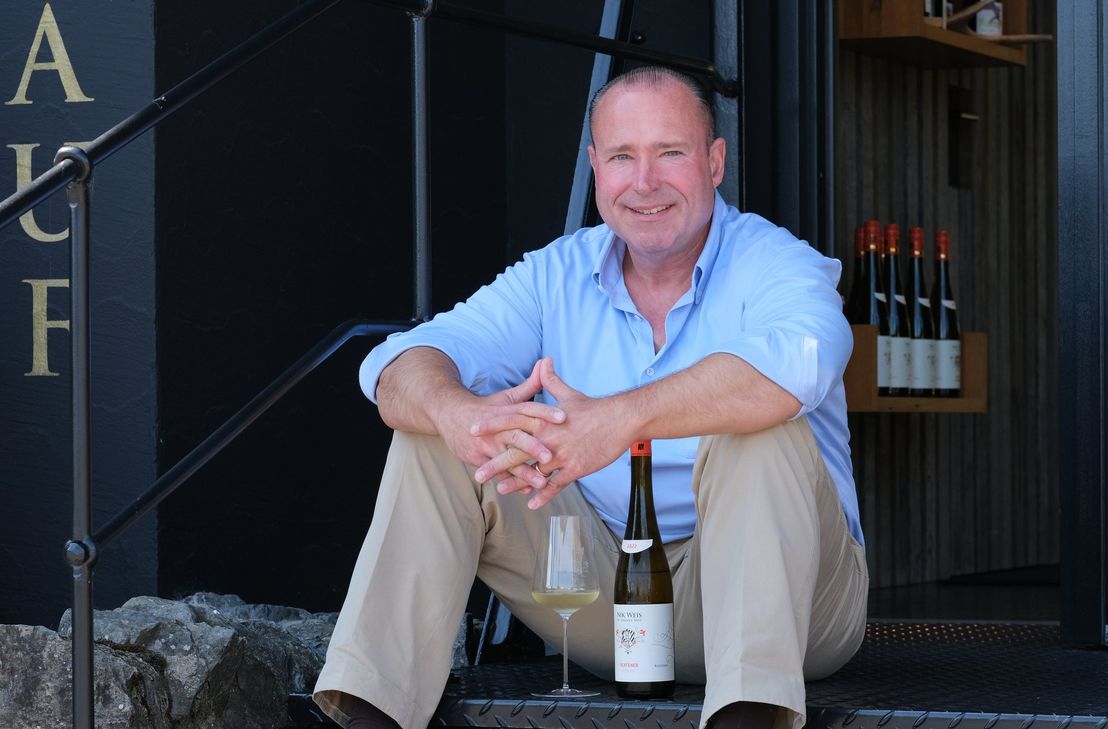 In dritter Generation leitet Nik Weis das gleichnamige Rieslingweingut in Leiwen. Von den prestigeträchtigen Einzellagen, in denen Rieslinge von Weltrang wachsen, sind fünf als VDP.Große Lage klassifiziert.