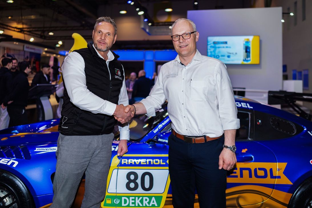 RAVENOL und die ADAC Nürburgring Langstrecken-Serie stärken ihr gemeinsames Engagement am Nürburgring. (l-r): Mike Jäger, Geschäftsführer der VLN, und Martin Huning, Motorsport-Director bei RAVENOL.