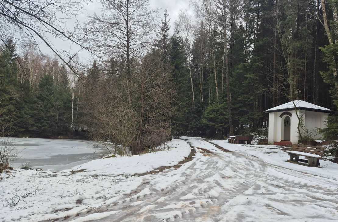 Rechts die Kapelle in dem der Wolf gefunden wurde.