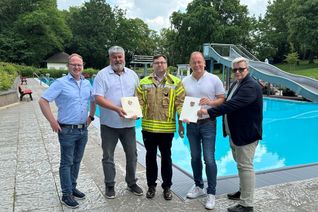V.l.: Christopher Wittig, Fachbereichsleiter Familien, Schulen, Ordnung und Soziales der VG-Verwaltung Mendig, Achim Grün, Stadtbürgermeister Mendig, Stephan Schüller, Wehrleiter VG Mendig, Jörg Lempertz, Bürgermeister VG Mendig, und Anett Weiß, Feuerwehr