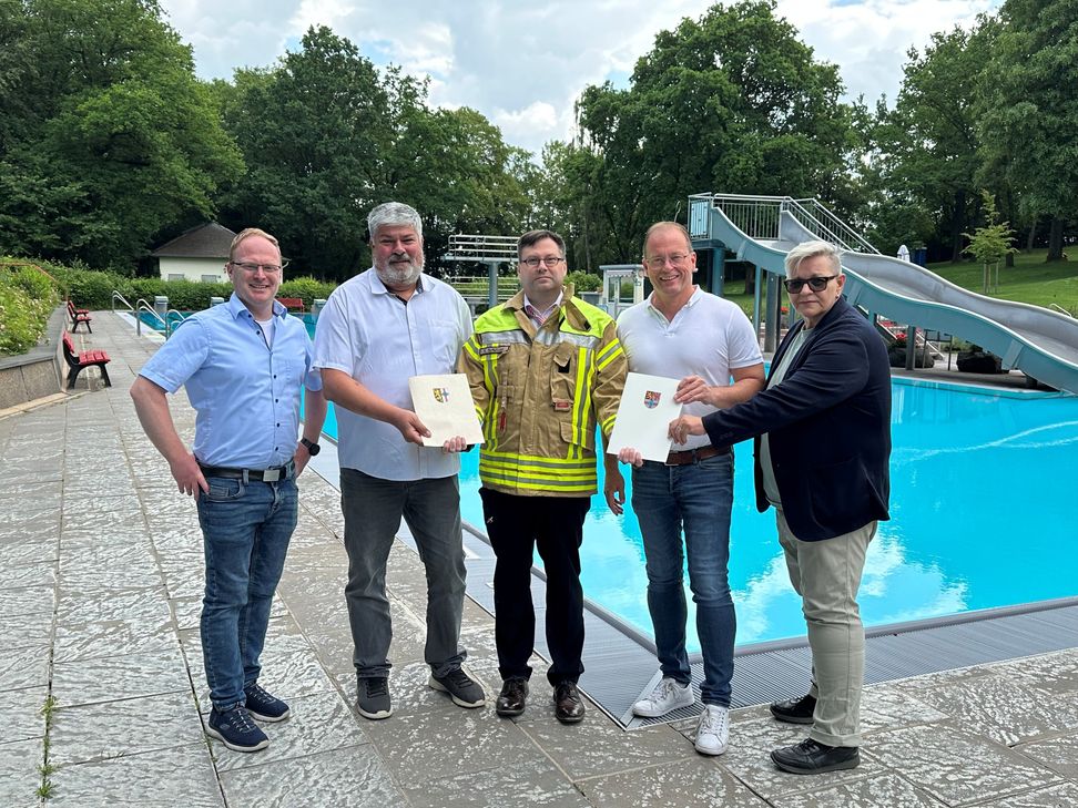 V.l.: Christopher Wittig, Fachbereichsleiter Familien, Schulen, Ordnung und Soziales der VG-Verwaltung Mendig, Achim Grün, Stadtbürgermeister Mendig, Stephan Schüller, Wehrleiter VG Mendig, Jörg Lempertz, Bürgermeister VG Mendig, und Anett Weiß, Feuerwehr