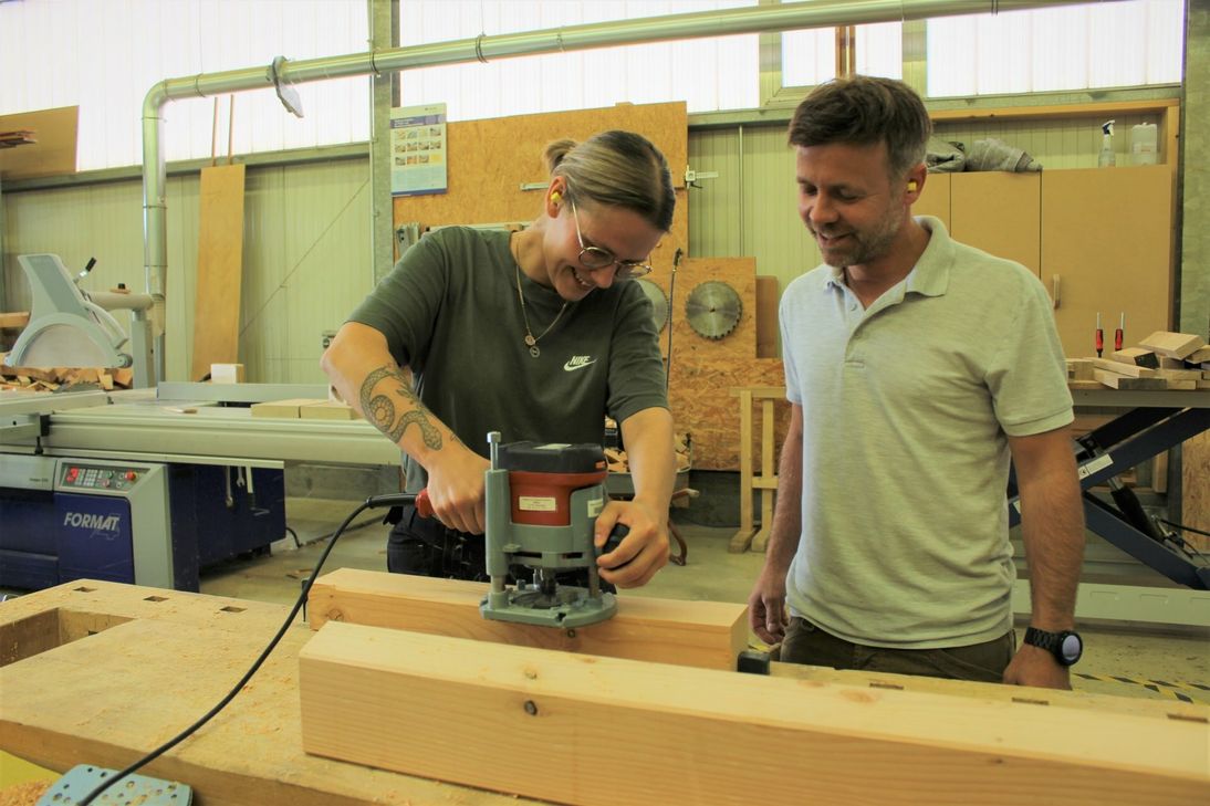 Am Girl’s Day können junge Mädchen den Beruf des Schreinerhandwerks in der Holzbauwerkstatt des Nationalparks Eifel testen.