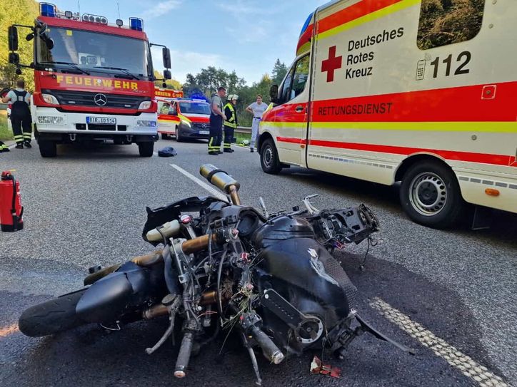 Der 58-jährige Motorradfahrer verstarb noch an der Unfallstelle. Ein Gutachter soll nun die Ursache des tödlichen Unfalls klären.