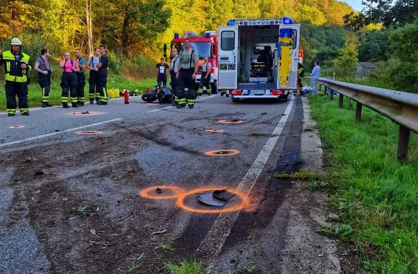 Der 58-jährige Motorradfahrer verstarb noch an der Unfallstelle. Ein Gutachter soll nun die Ursache des tödlichen Unfalls klären.