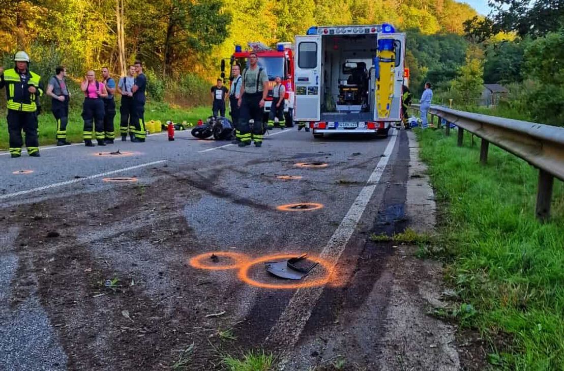 Der 58-jährige Motorradfahrer verstarb noch an der Unfallstelle. Ein Gutachter soll nun die Ursache des tödlichen Unfalls klären.