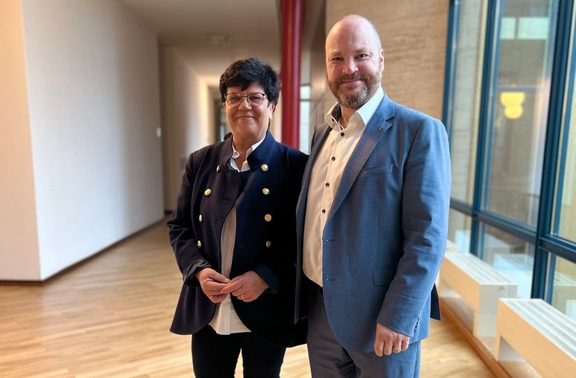 Claudia Moll MdB, und Pflegebevollmächtigte der Bundesregierung stellte vor einigen Wochen mit Dr. Michael Ziemons, Dezernent für Gesundheit, Soziales, Senioren und Digitalisierung in der Städteregion Aachen, im Haus der Städteregion die Pläne für ein Pflegehotel vor. Jetzt sind die 2,5 Millionen Euro Förderung aus Berlin gesichert.