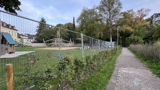 Der Spielplatz hinter der Alten Schule in Gemünd wurde eingezäunt, damit die Kinder der Kindertagesstätte Gemünd diesen nutzen können, bis das Außengelände fertiggestellt ist.