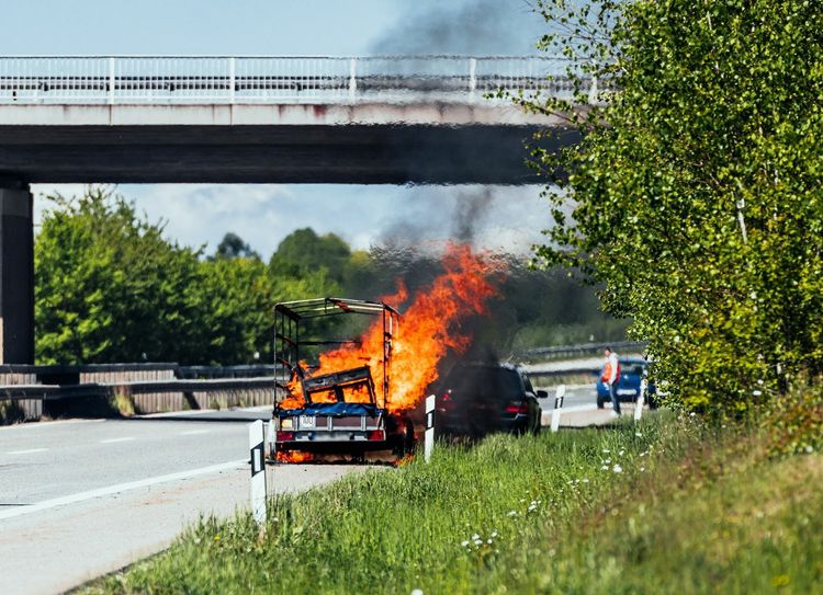 Dem Fahrer gelang es noch, den brennenden Anhänger vom Fahrzeug zu trennen und so ein Übergreifen der Flammen auf den PKW zu verhindern. (Foto: Dennis Irmiter, Fotodokumentator Feuerwehr Rhein-Hunsrück-Kreis)