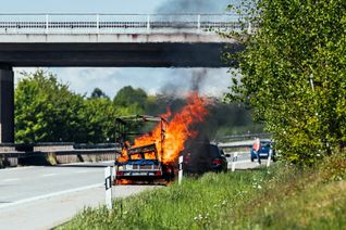 Dem Fahrer gelang es noch, den brennenden Anhänger vom Fahrzeug zu trennen und so ein Übergreifen der Flammen auf den PKW zu verhindern. (Foto: Dennis Irmiter, Fotodokumentator Feuerwehr Rhein-Hunsrück-Kreis)