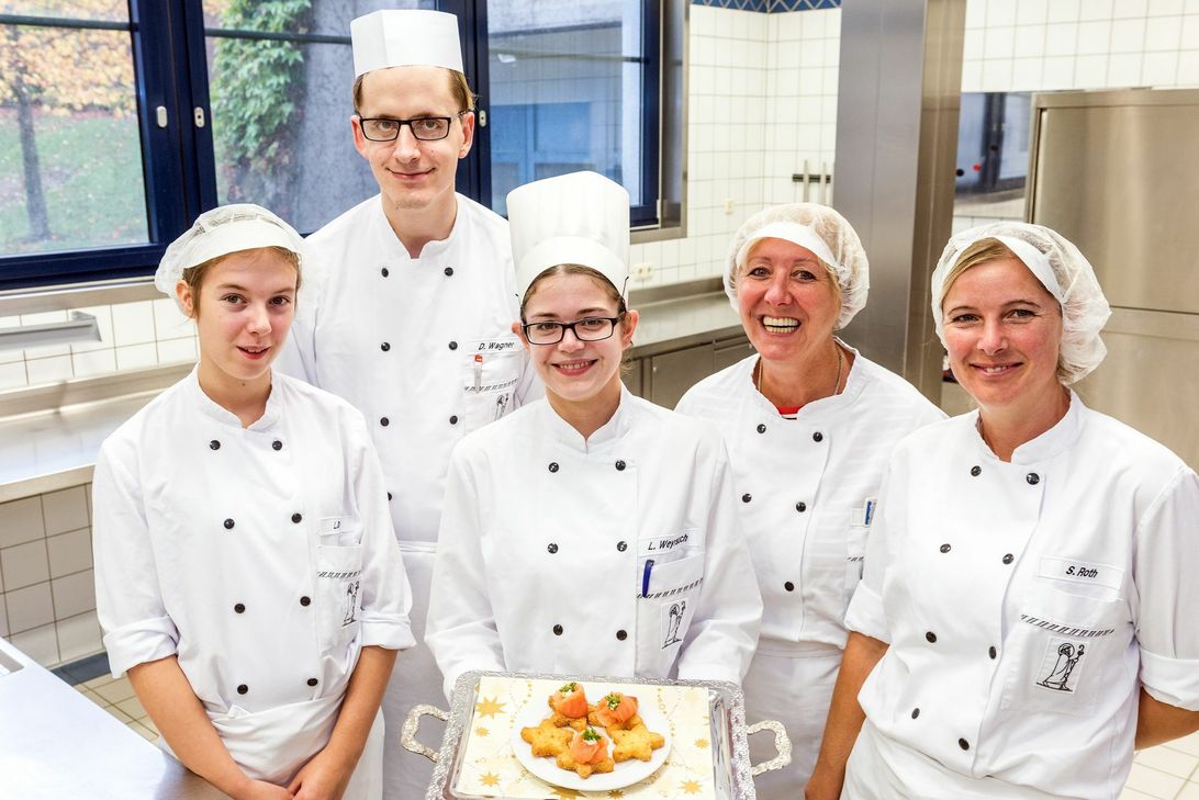 Sterne der Küche: Mit Suppe und Kartoffelrösti in Sterneform will Küchenchefin Linda Weyrauch (Mitte) zusammen mit Laura Dier, Daniel Wagner, Anette Conrady und Sabine Roth (von links) die Gäste kulinarisch verwöhnen