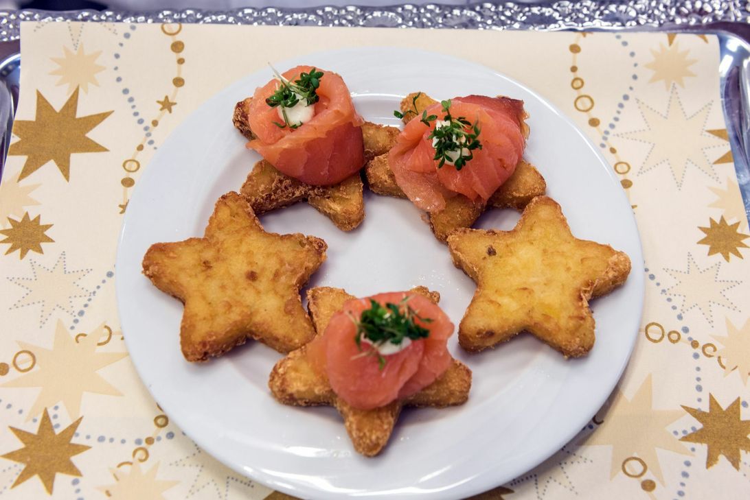 Sternenkost: Leckere Sterne aus Kartoffelteig, garniert mit Lachs oder auch pur, sind eine echte Alternative zu Pommes und Co