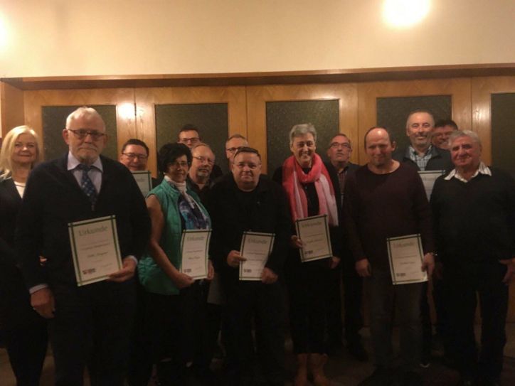 Die neue Verkehrswacht-Vorsitzende Margareta Ritter und der Ehrenvorsitzende Otto Stollenwerk umrahmen die geehrten Mitglieder, die 1993 der Institution beitraten: Willi Bongard, Maria Theißen, Joachim Gebauer, Brigitte Lutterbach, Berthold Röder sowie (hinten v.l.) Günter Uhlworm, Stephan Lützeler in Vertretung für Martha Lützeler, Armin Voßen, Karl-Heinz Hermanns, Kunibert Lutterbach, Anton Grunwald und Thomas Jansen.